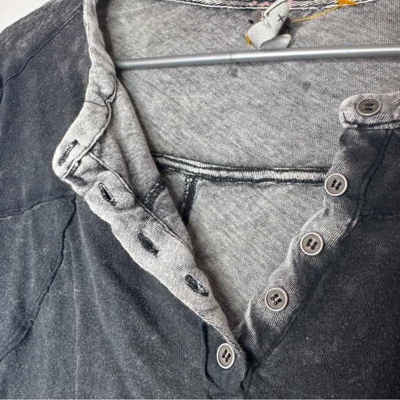 We the free top long sleeve high low back distressed grey black buttons cute - Picture 9 of 14